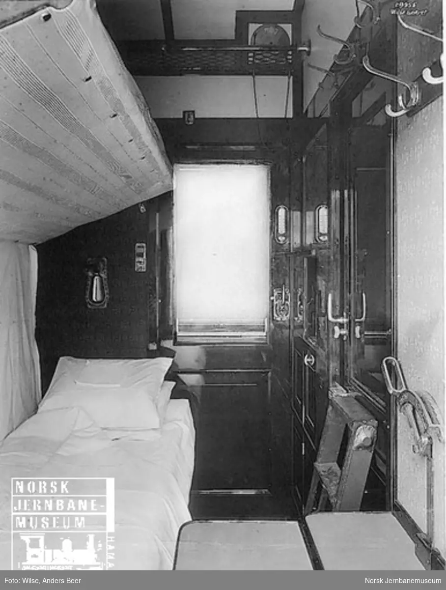 Interiørbilde fra 2. klasse-kupeer med oppredde senger i sovevogn litra ACo1a