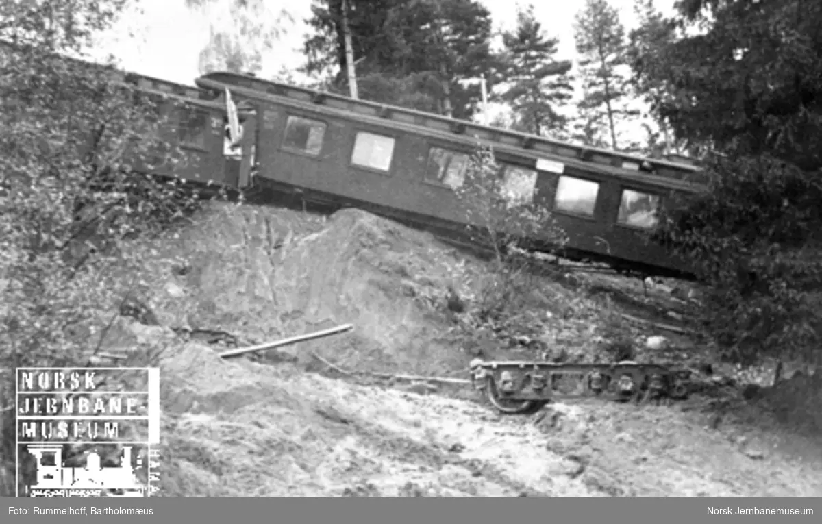 Avsporede personvogner sett fra elvebredden