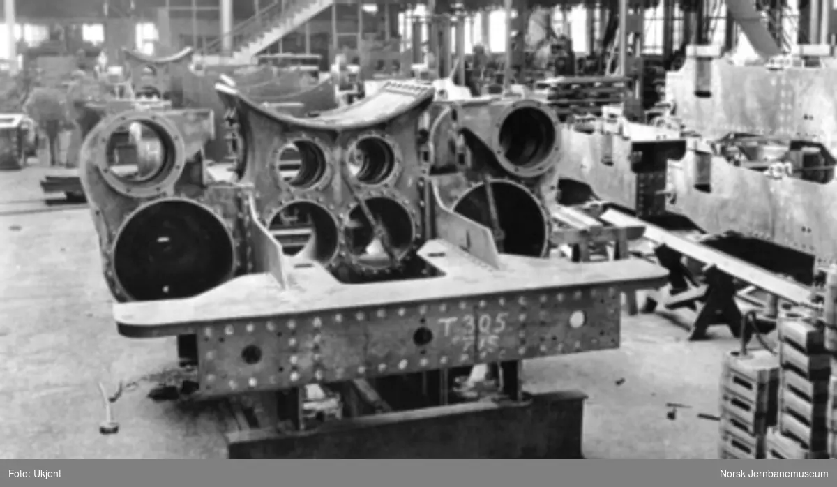 Damplokomotiv type 49a "Dovregubben" under bygging; sylinderblokk og fremre rammedel sett forfra; bra oversikt i verkstedet