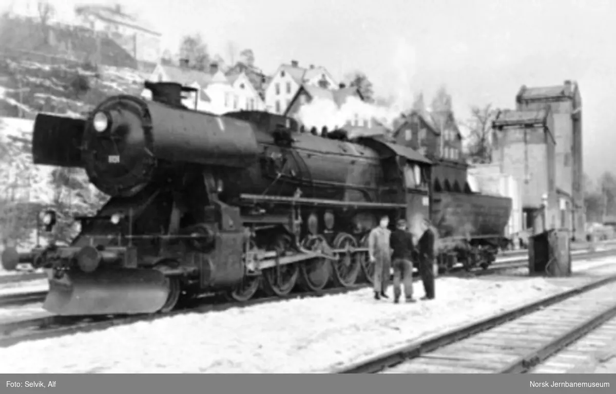 Oljefyrt damplokomotiv type 63a nr. 1101 med lokomotivpersonale