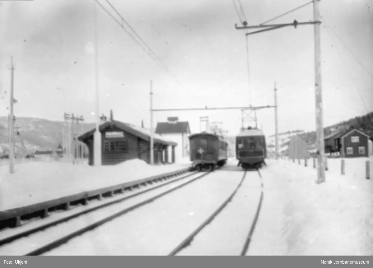 Bårdshaug stasjon med kryssing mellom persontog og salongmotorvognen