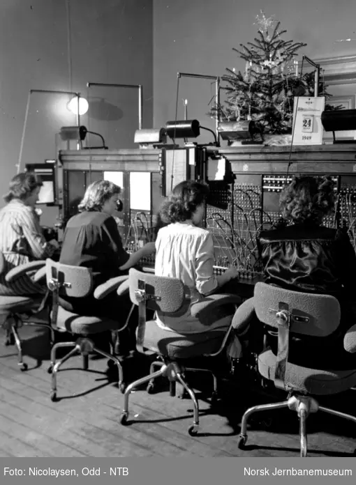 Fire damer betjener telefonsentralen på Oslo Østbanestasjon