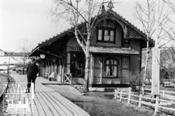 Tyristrand stasjon med stasjonsbygningen og stasjonsmester O