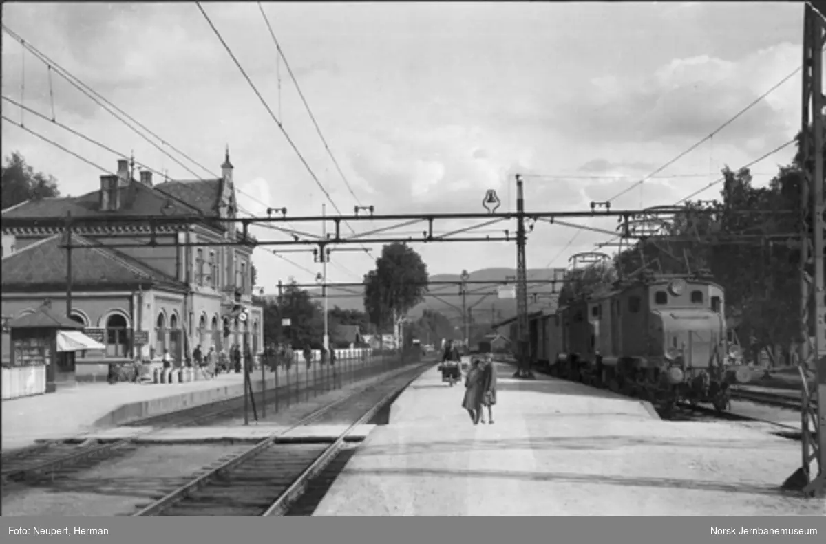 Hokksund stasjon med to El 1-lokomotiver foran et kort tog i spor 3