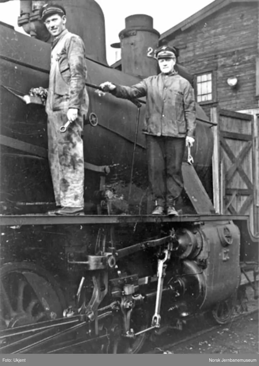 Oppsmøring og puss av lokomotiv nr. 222 før en tur til Sperillen