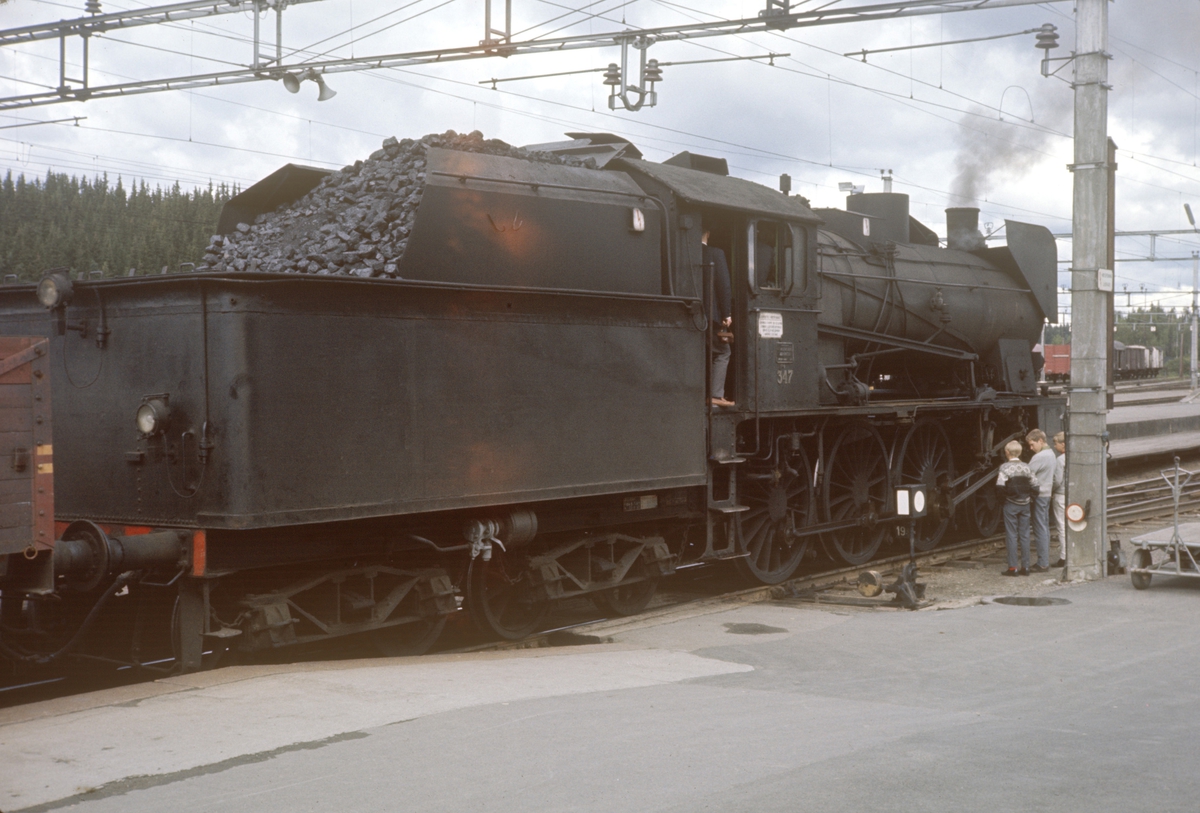 Damplokomotiv type 30b nr. 347 på Eina stasjon, foran A/L Hølandsbanens veteratog til Skreia