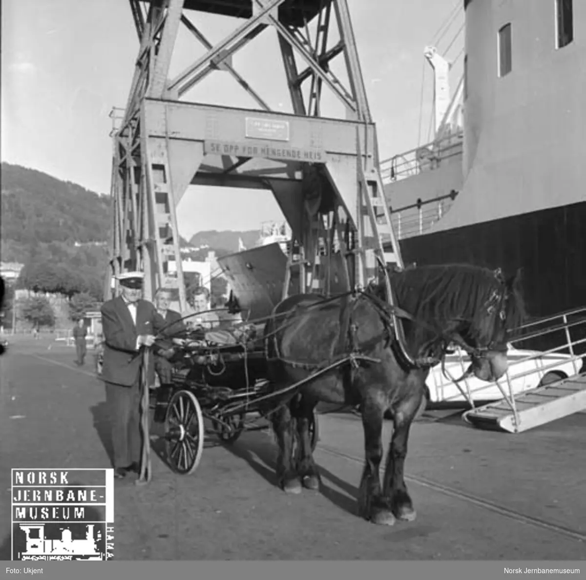 Hest med vogn på Skoltegrunnskaien i Bergen - med TS "Leda" ved kai