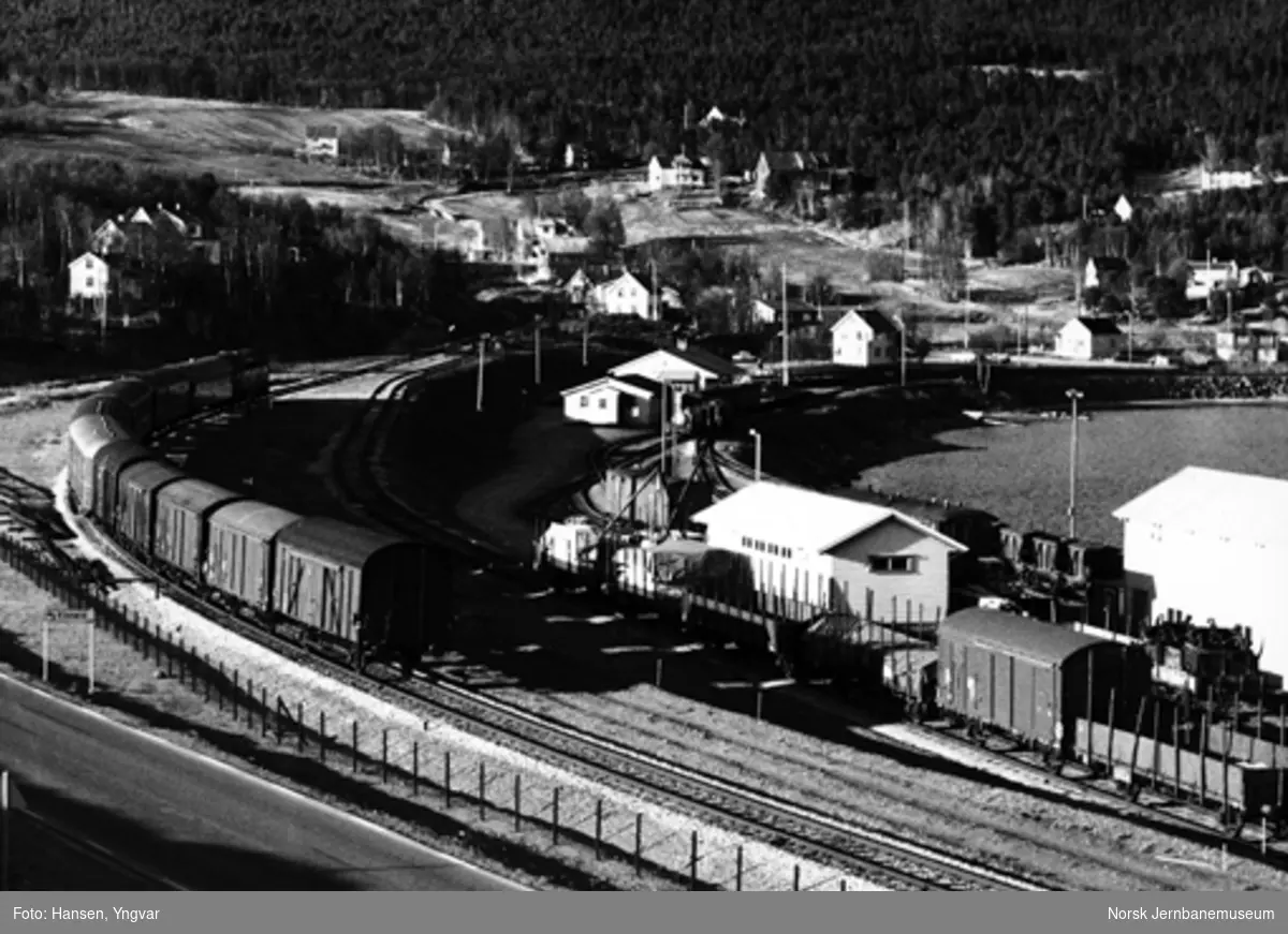 Finneid stasjon med Nordlandsbanens dagtog som passerer