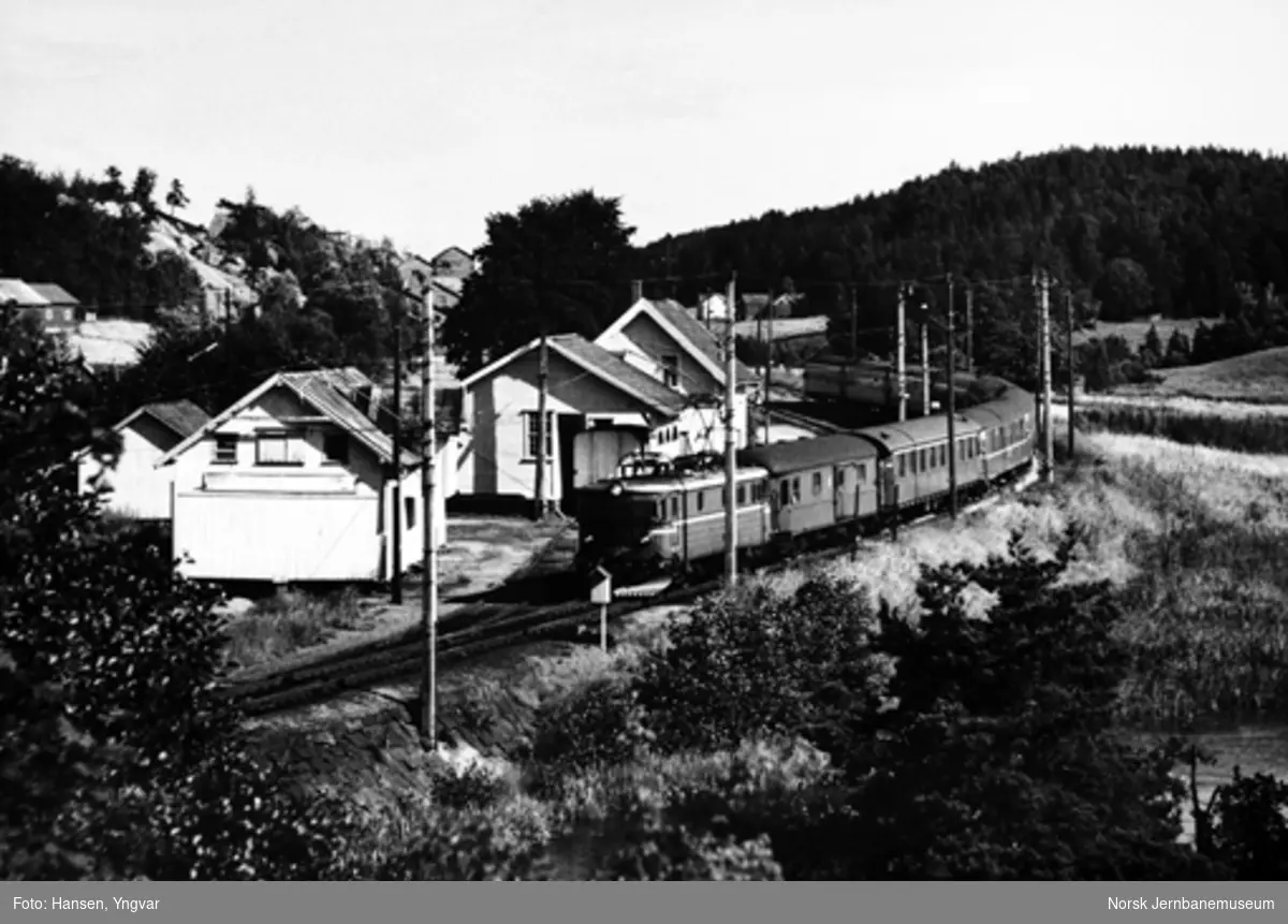 "Skandiapilen" passerer Onsøy stasjon