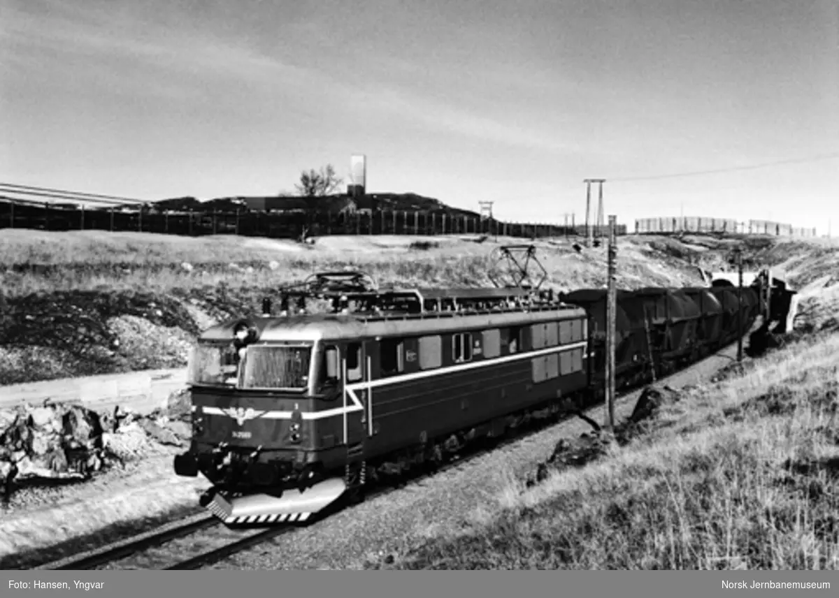 Kistoget, trukket av elektrisk lokomotiv El 14, på vei ut fra lasteanlegget på Hjerkinn stasjon
