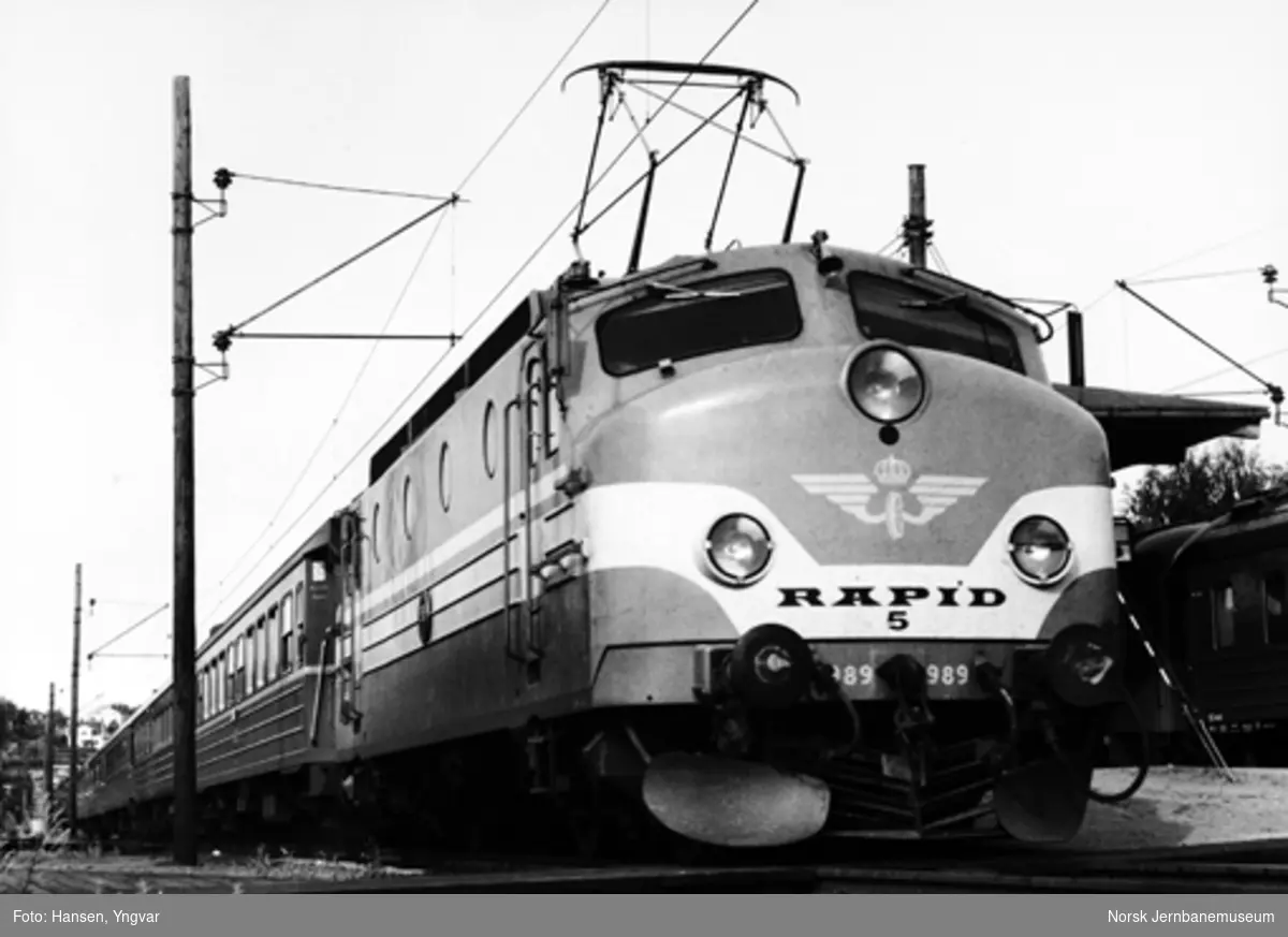 Svensk Rapid-lokomotiv med ekspresstoget "Sverigepilen" på Lillestrøm stasjon