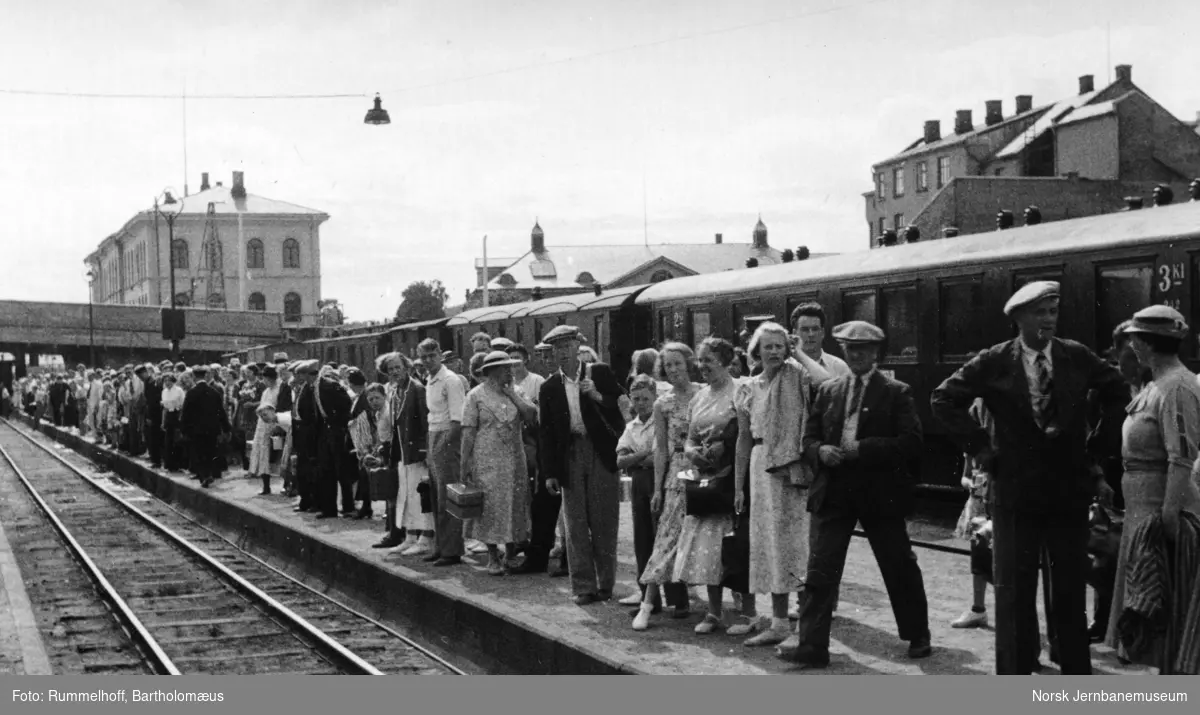 Reisende på Drammen stasjon
