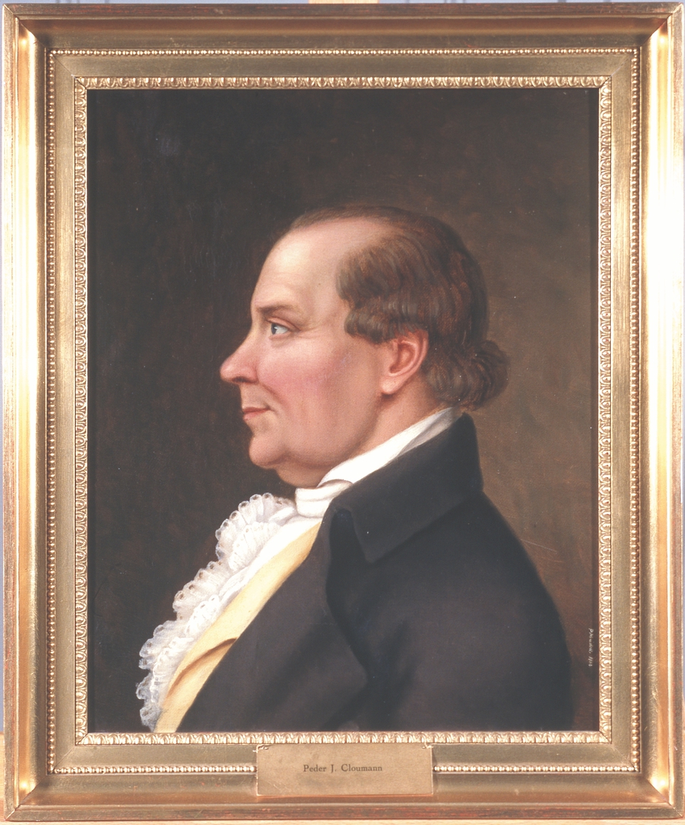 Portrett av Peder J. Cloumann. Profil. Mørk drakt, hvit skjorte med kalvekryss, lys gul vest.