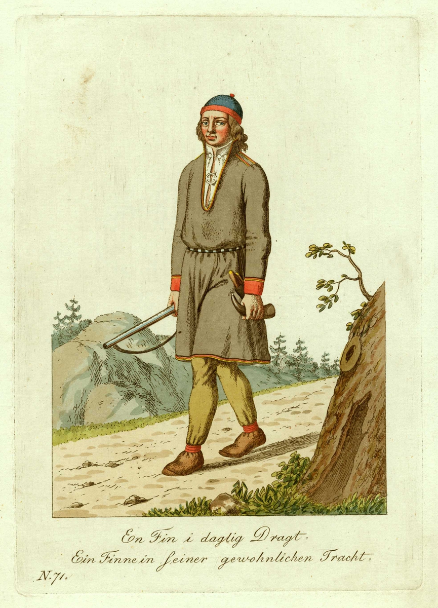 Mann i samisk hverdagsdrakt i landskap med gevær og krutthorn i hendene.