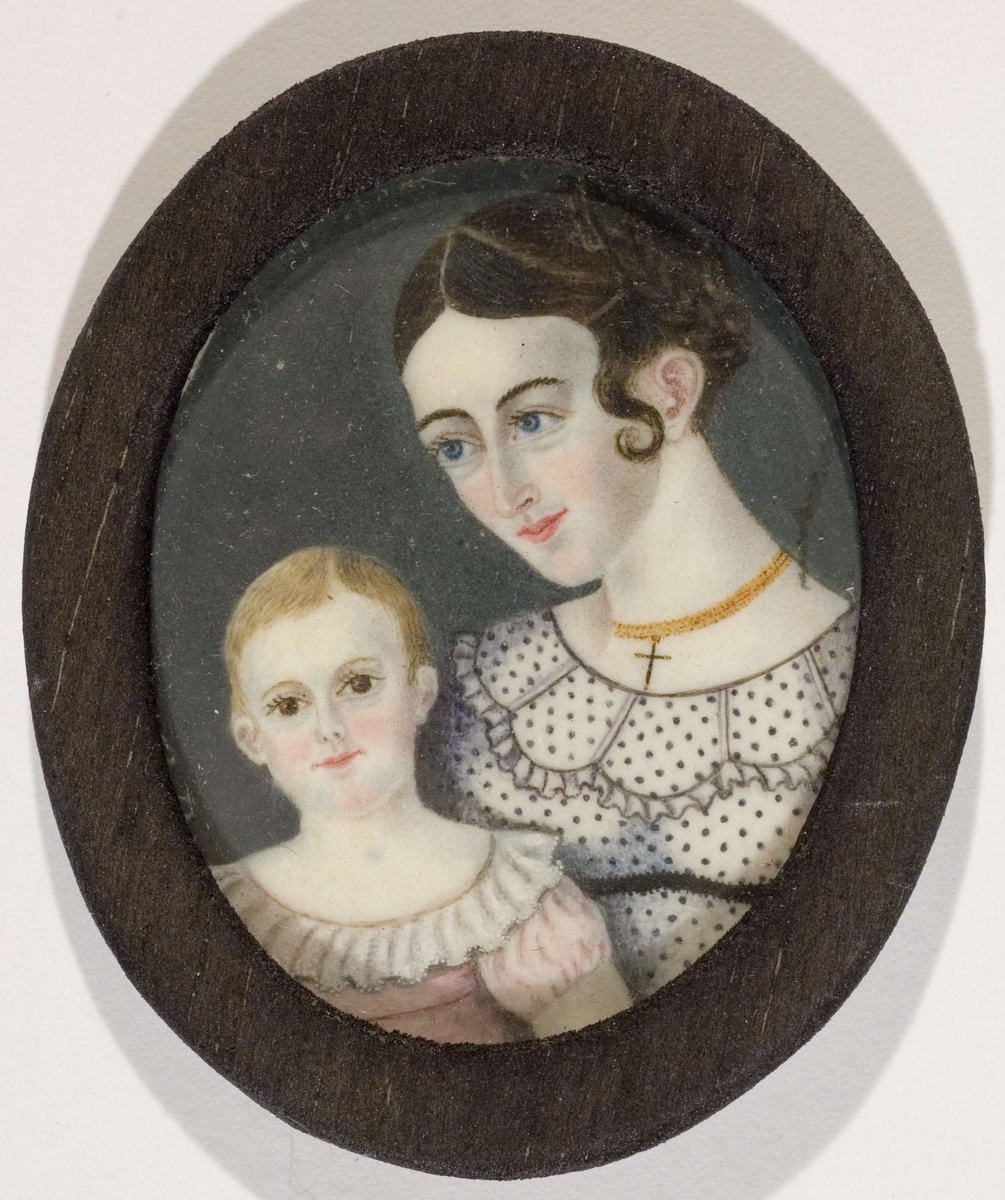 Brystbilde av kvinne med barn: Fru Herfort med datter.