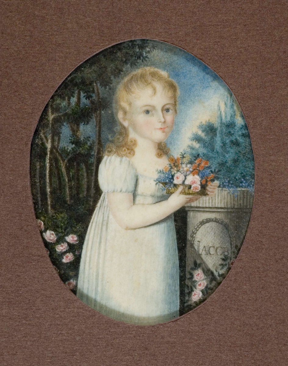 Ung pike, halvfigur, hvit empirekjole, blomster i hånden. Forestiller ant. Charlotte Bergs datter ved minnestøtten til hennes yngste sønn Jacob.
