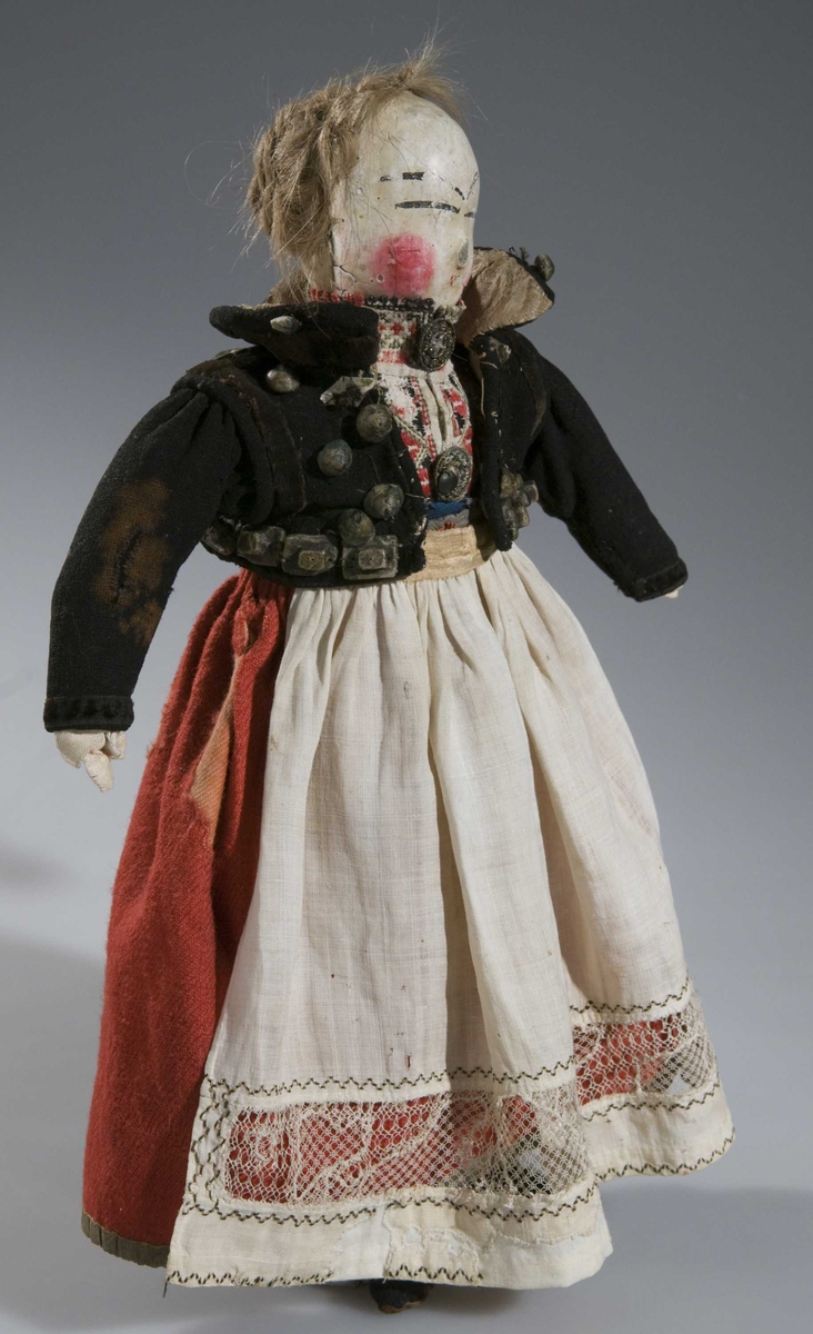 Brudekledd dukke fra ca. 1820, Kledd i to stakker og innerst en serk.