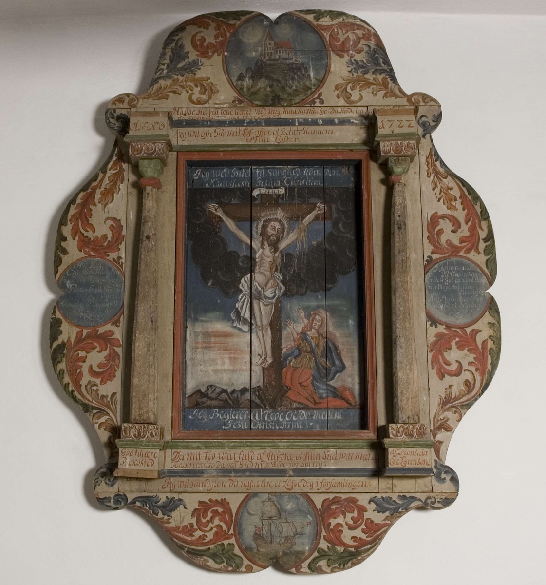 Korsfestelsen. Jesus henger på korset. Maria Magdalena kneler til høyre ved korsets fot. En sort sky omkranser korsets øverste del. Et skip er fremstilt på tavlens nederste del. 