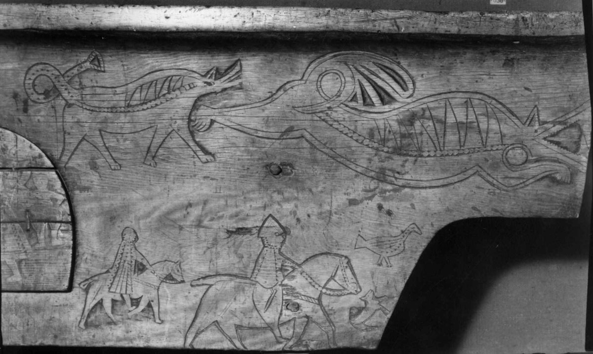 Bordplate og sider til bordet et laget av én tømmerstokk. Bendelene er skåret som formen til innsiden og sikret med dømlinger. Bordet har en frontside  med skurd og rispet dekor med middelalderspreg. Frontsiden har også en bueformet luke med hengsling nedtil. Undersiden er hvert dekket, så eneste inngang er fra luken. Bordet er ubehandlet.