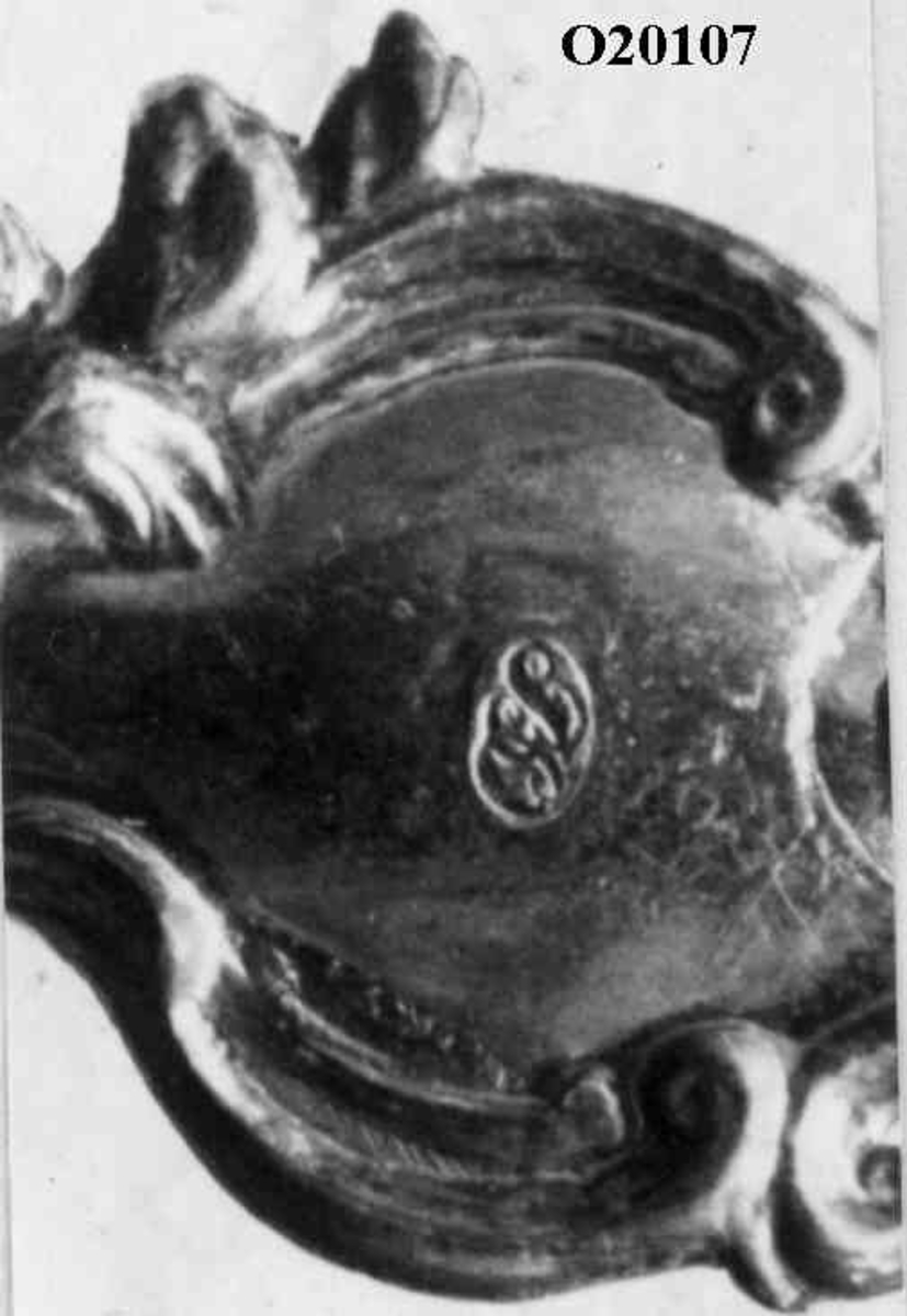 Laugspokal i sølv med 10 løse vedheng merket med svennenes navn. Ett merket:  H. Thoresen Lært hos Skræder Bodin blev svend den 23. Junii 1821.