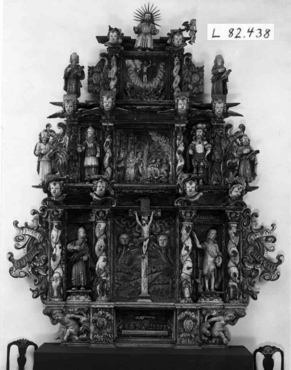 Nedenfra ser vi nattverden, den korsfestede Kristus flankert av Moses og Johannes, begravelsen, oppstandelsen og øverst Kristus som Salvator Mundi, Verdens Frelser. De fire figurene som holder hver sin bok, forestiller sannsynligvis de fire evangelistene. 