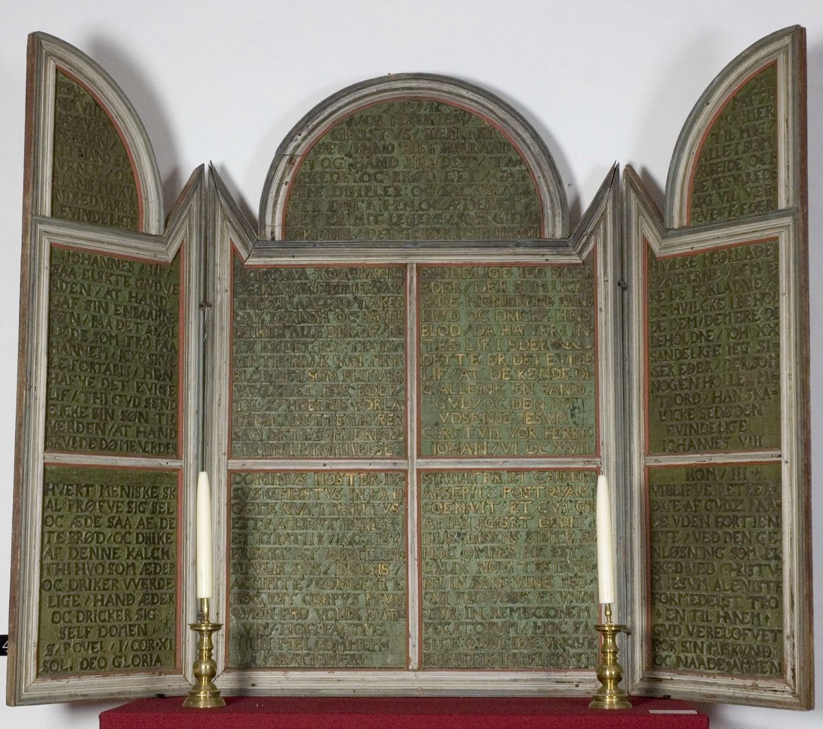 Katekismen er en kort fremstilling av den kristne lære. Luthers lille katekisme utkom i 1529. Den har siden vært grunnlaget for kristendomsundervisningen i alle lutherske kirker. Luther trykket i utgangspunktet katekismen på små tavler som ble hengt opp både i private hjem og i kirkene. Disse tavlene danner utgangspunkt for de tredelte katekismetavlene som det var mange av på 1500- og 1600-tallet. Dette kan også ha sammenheng med reformasjonens nedtoning av billedutsmykning i kirkerommet.