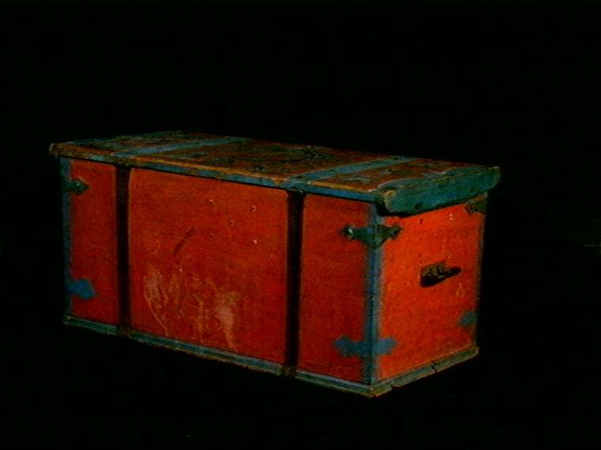 Kiste med flatt lokk. Lokk og front rosemalt, alle sider rødmalt. Innvendig umalt og med leddik.