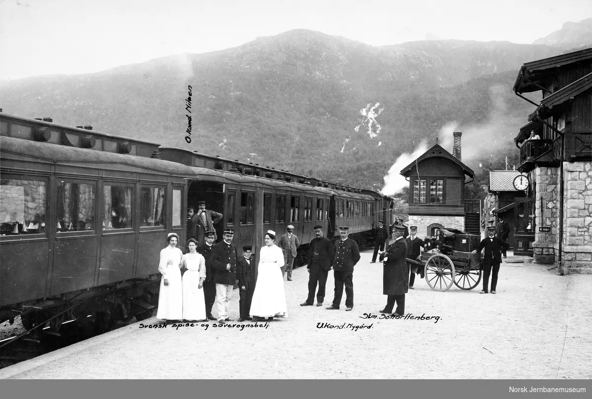 Narvik stasjon med persontoget "Lapplandsekspressen"
