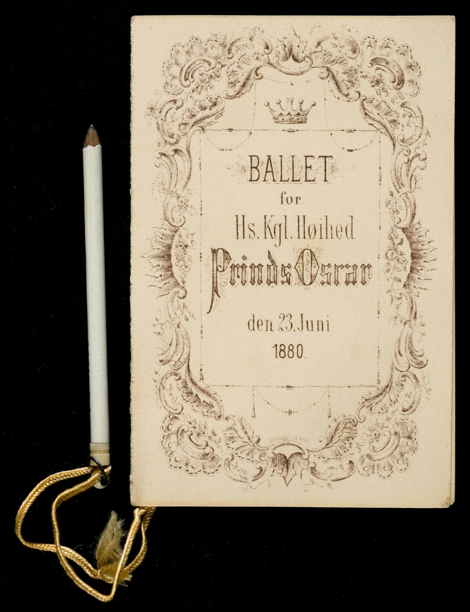 Ballkort fra Ballet for Hans Kongeligehøyhet Prins Oscar den 23. Juni 1880. Dekor på forside. Danseliste og musikkliste inni. Monogram på baksiden. Snor med blyant.