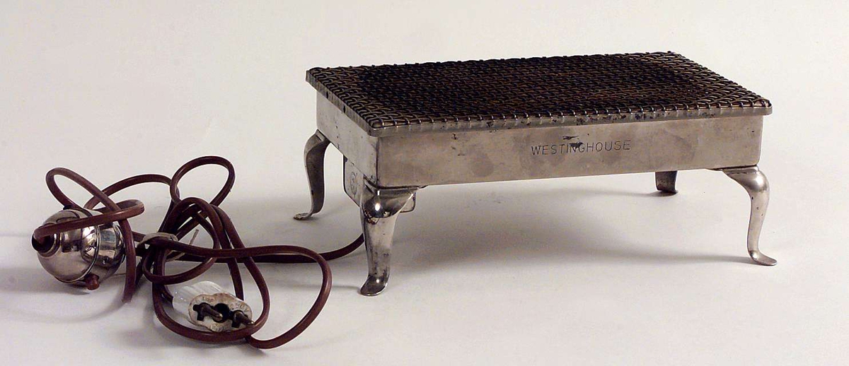 Kjelevarmer med siste patentdato 6.desember 1910. Antagelig også brukt som brødrister.