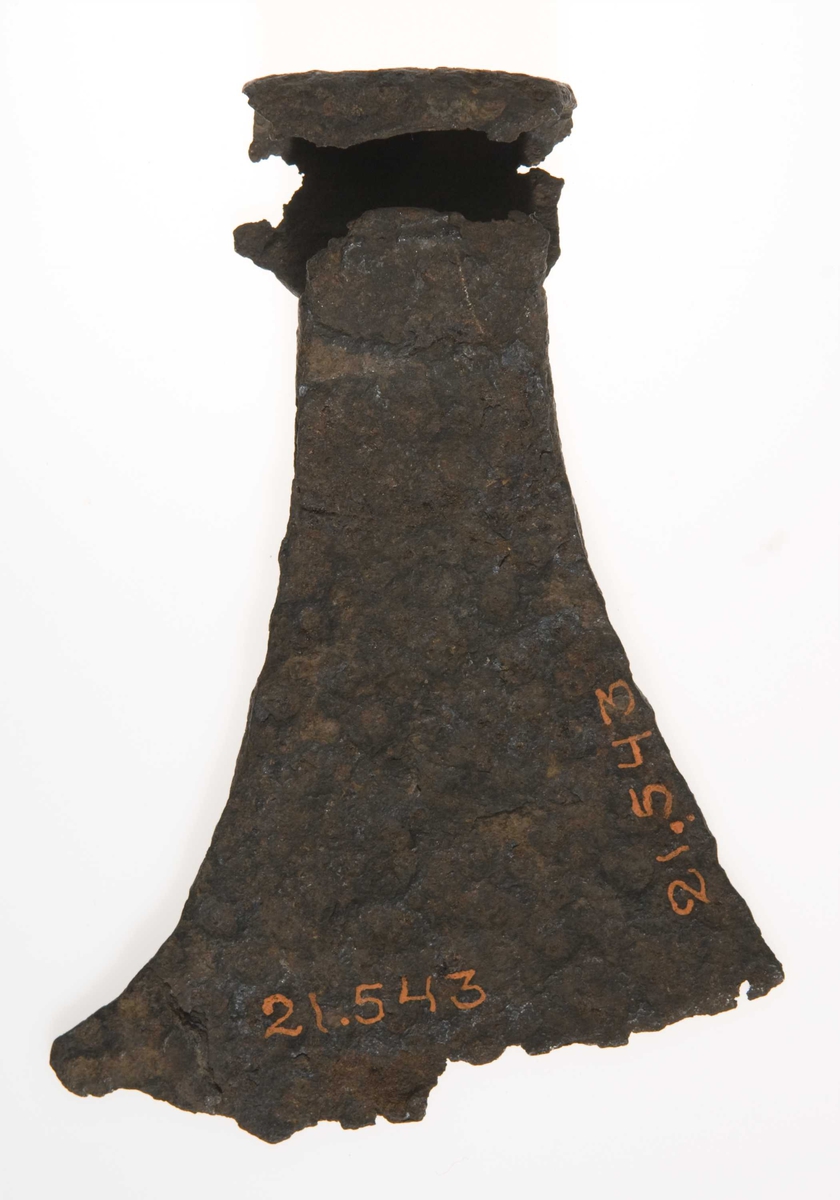 Asymmetrisk fragmentarisk blad med lang fremre spiss.
Øksehode med skaftehull.  Øksehammeren er gjennombrutt av rust.
Mangler skaft.