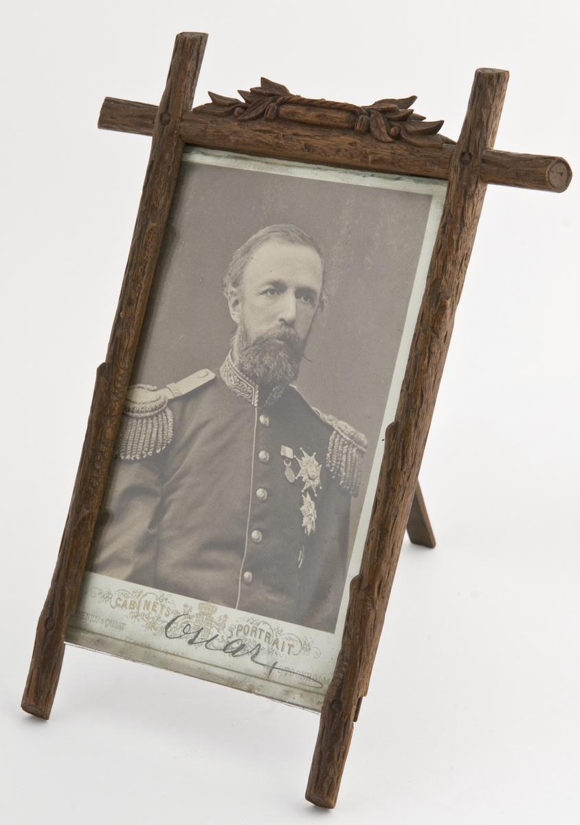 Portrett av kong Oscar 2. i uniform. Ordener og medaljer på uniformsjakken. 