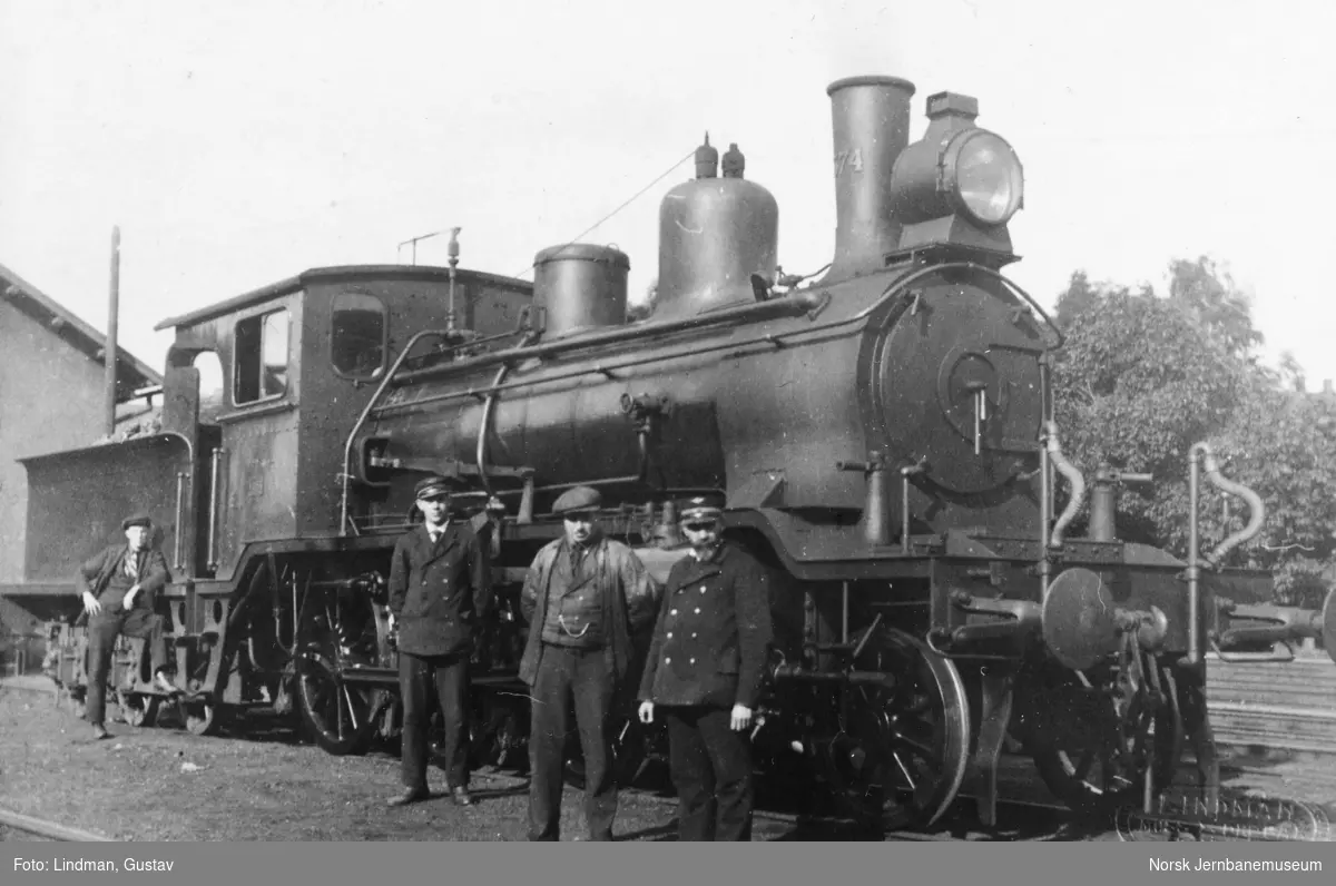Damplokomotiv type 21c nr. 374 med personalet på Moss stasjon