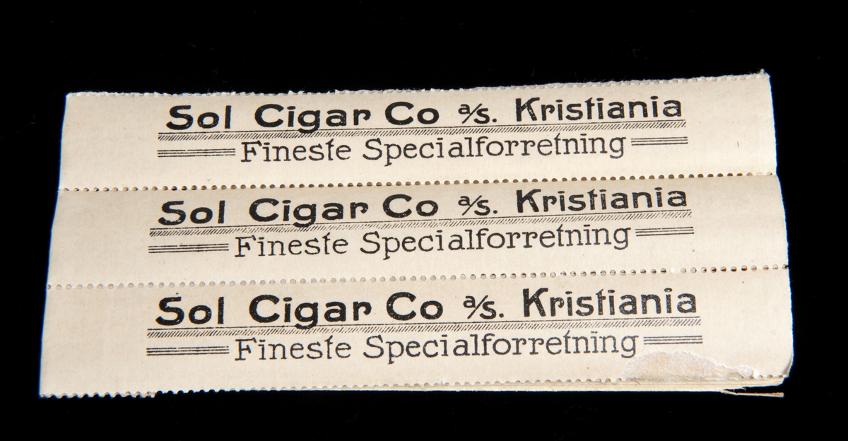 Tre sigarhylser i papir fra Sol Cigar. Hylsene henger sammen, men kan rives fra hverandre langs stanset rivekant.