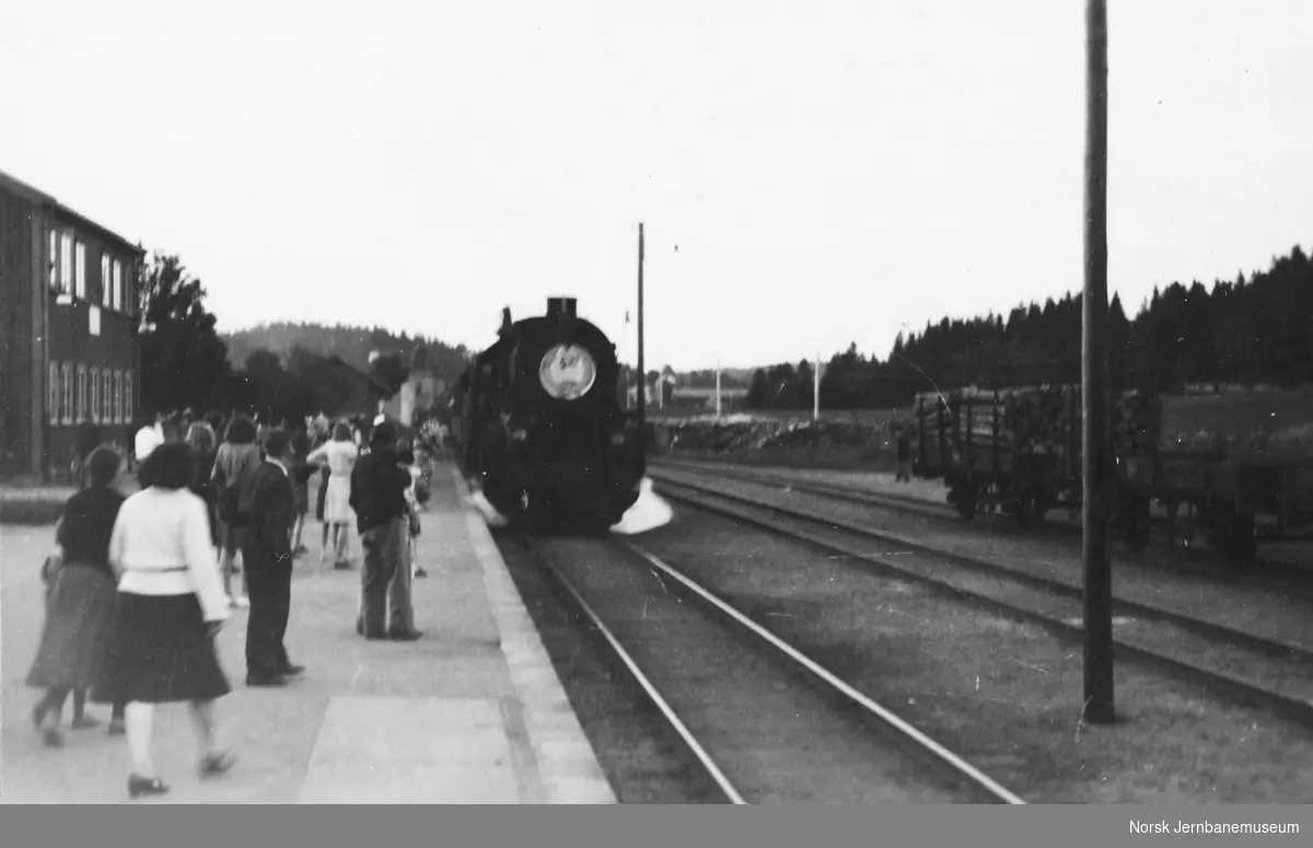 Fangetog ankommer Åsen stasjon