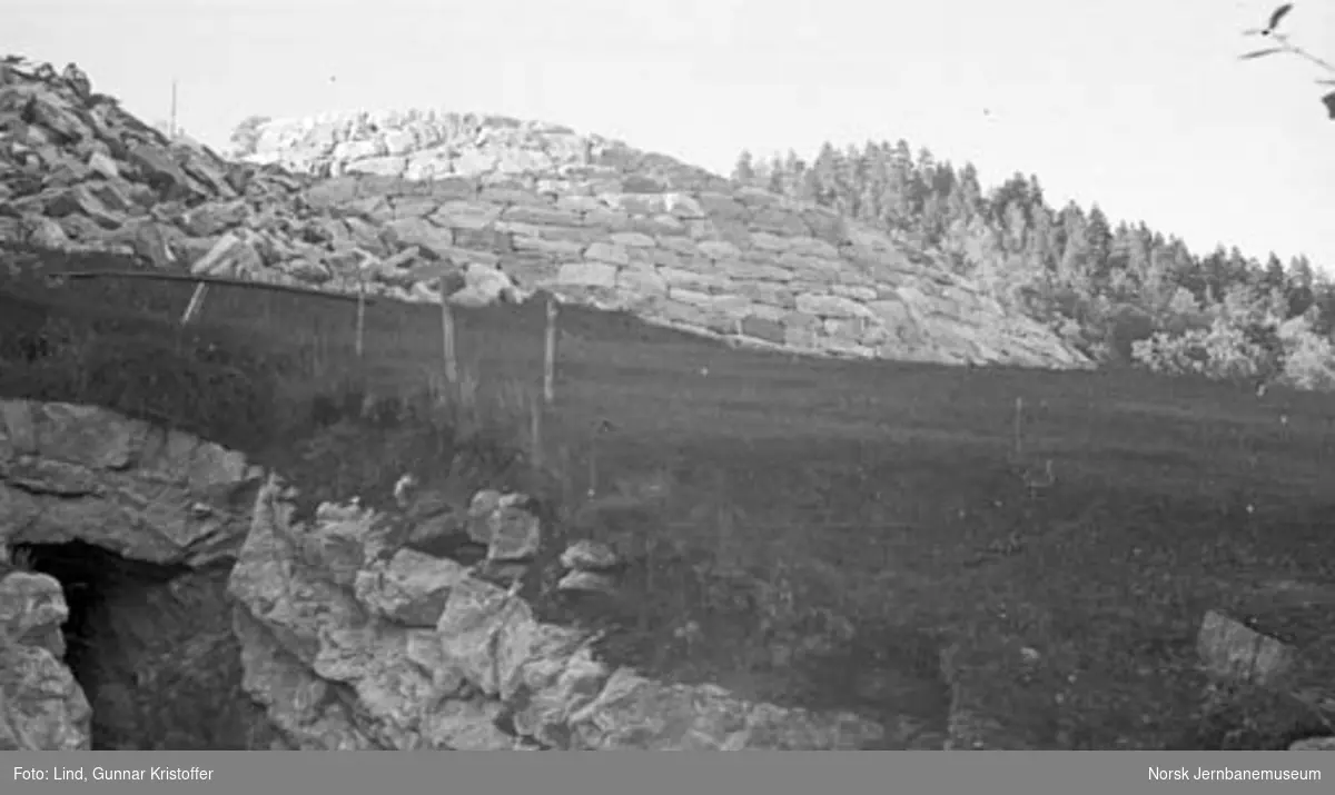 Nordlandsbaneanlegget : innslag til vanntunnel og mur til veg i Tømmerdal