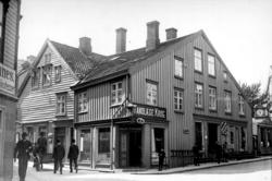 Gatebilde fra Kristiansund 1908. Jacob Pedersen bakeri kondi