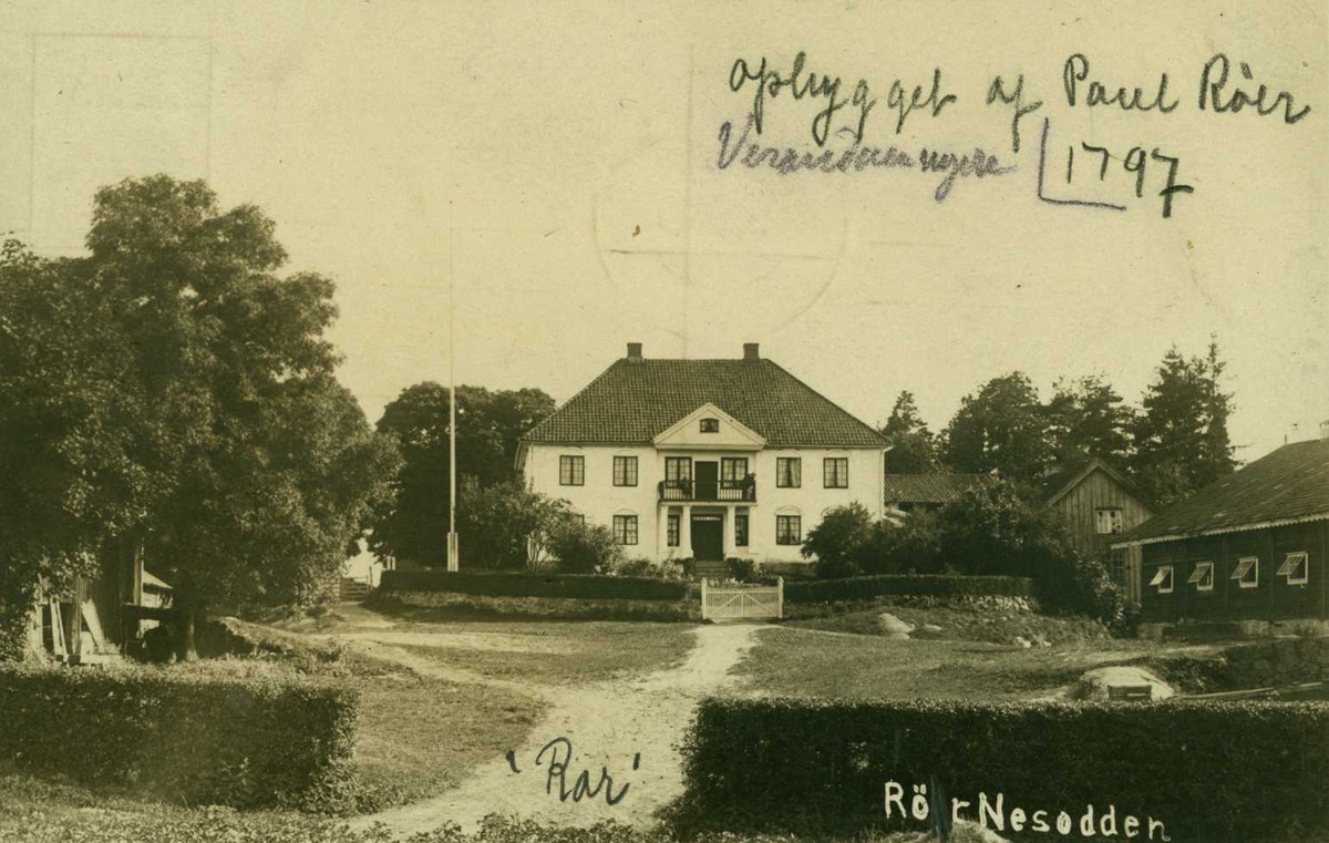 Røer, Nesodden, Akershus. Hovedbygningen sett fra gårdsplassen med hekker og uthus.