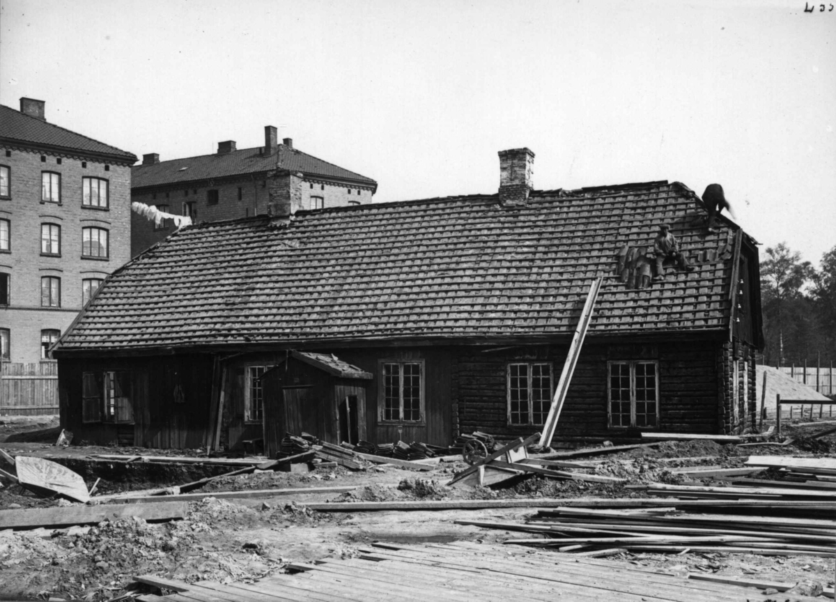 Heibergløkken, Sørligata 64, Oslo. Lavt delvis panelt tømmerhus. Takarbeider.