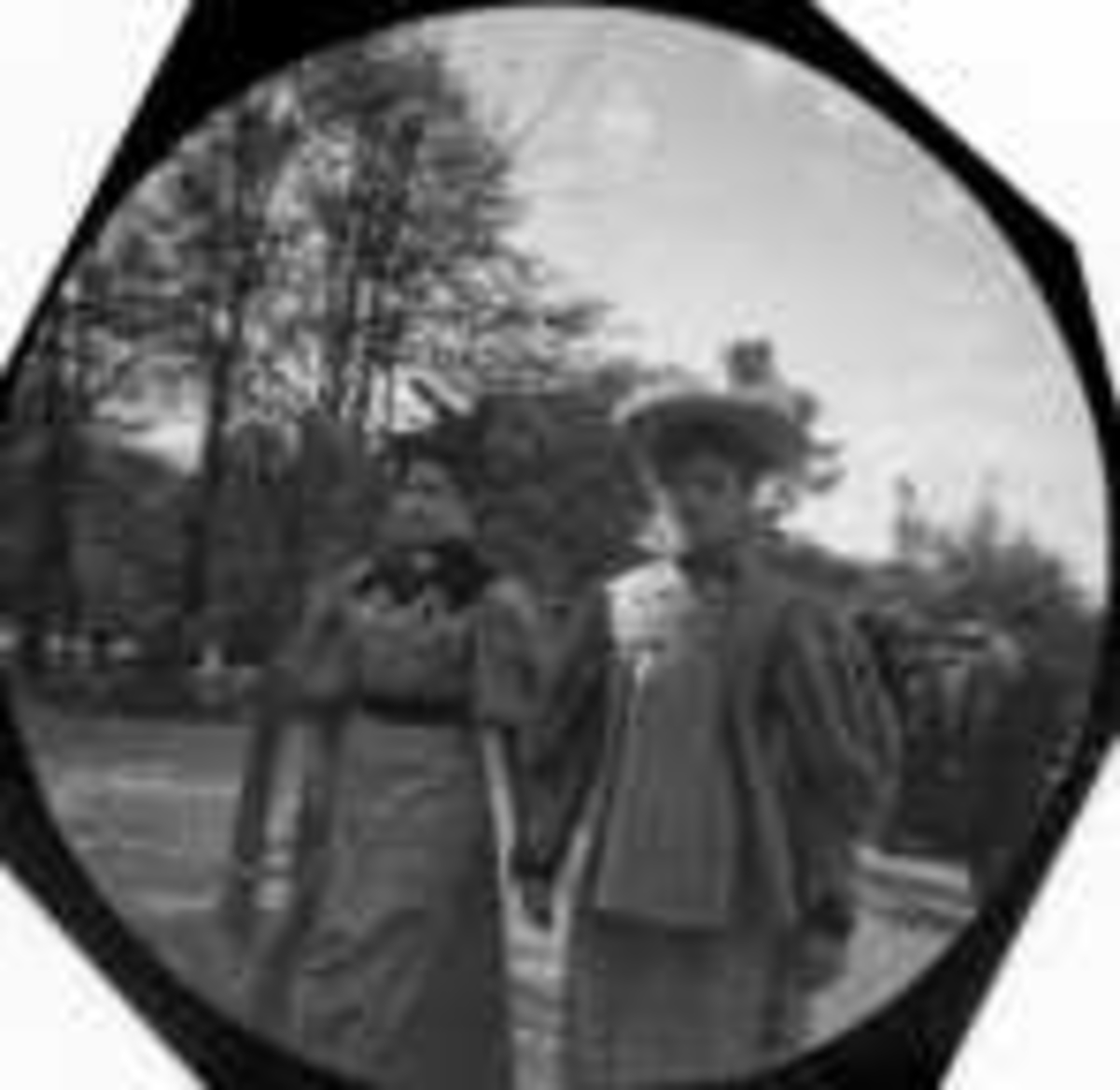 Frk.Helga Bull  til høyre og hennes søster spaserer i park.