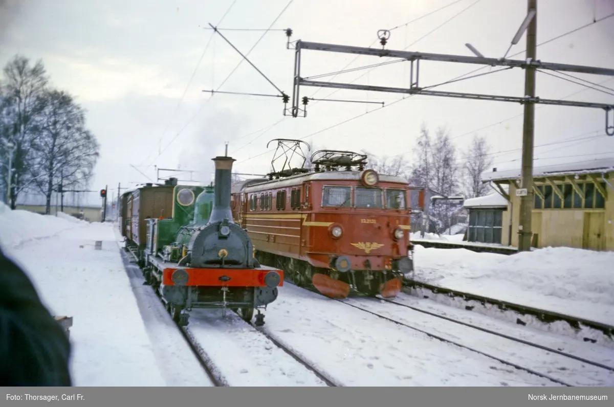 Rutebok for Norges 100 års-jubileum : "Caroline" med vogner på Kløfta stasjon