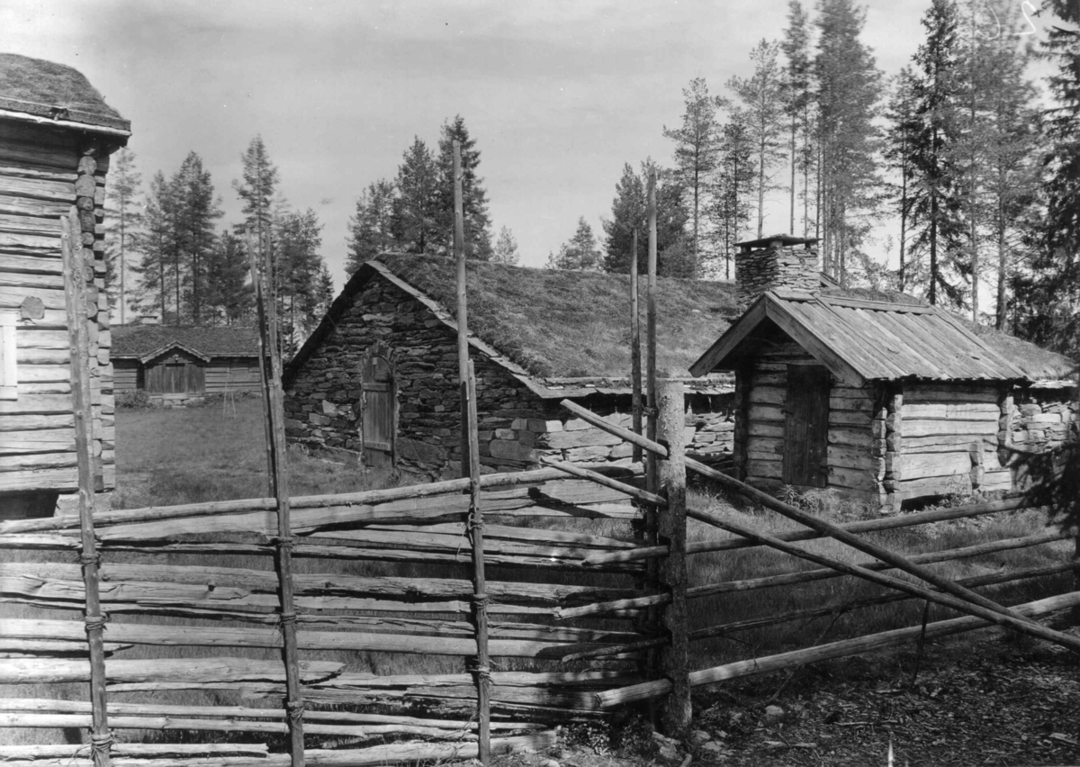 Brennbakken, Tynset, Nord-Østerdal, Hedmark 1927. Gårdstun med stallåve, stue, steinfjøs og avtrede. Nå på Glomdalsmuseet.