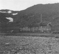 En bolig sammensatt av tre stabbur.  Langfjordnes 1952.
