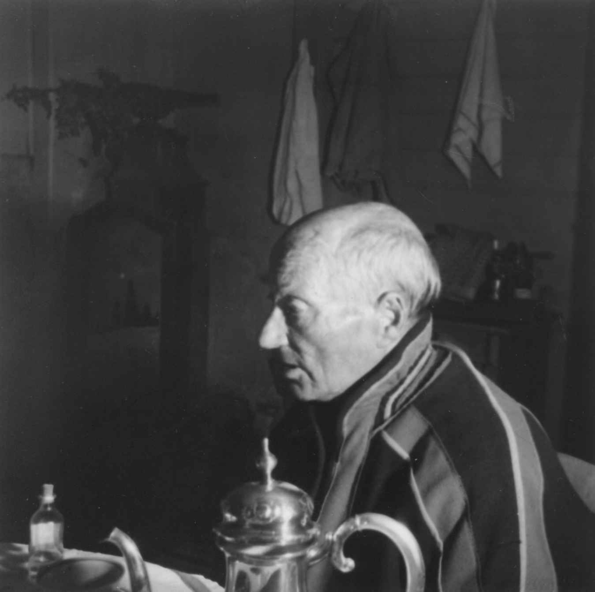 Portrett av Johan Roska i stuen på Siribakken, 1952.
