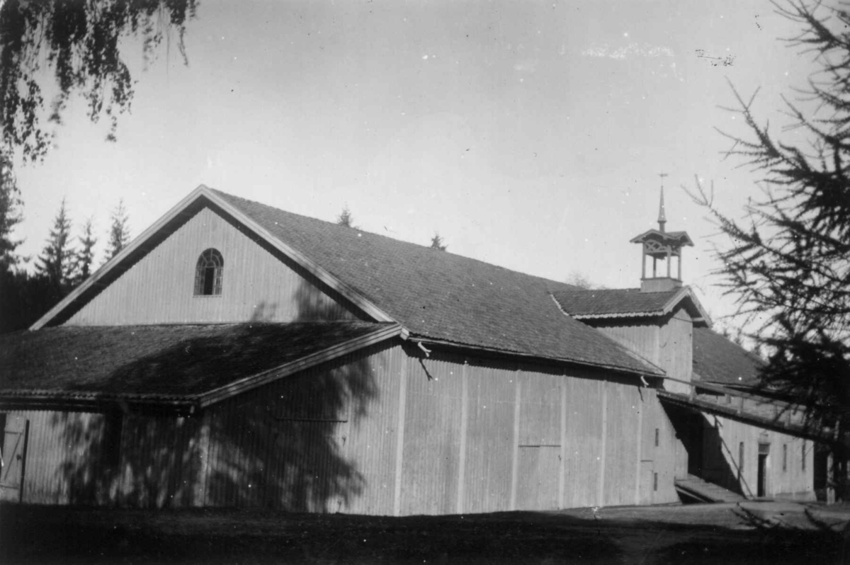 Dal gård, Ullensaker. Låvebygning med tårn.
Fra serie fotografert av kammerherre Fredrik Emil Faye (1844-1903), gårdens eier.
