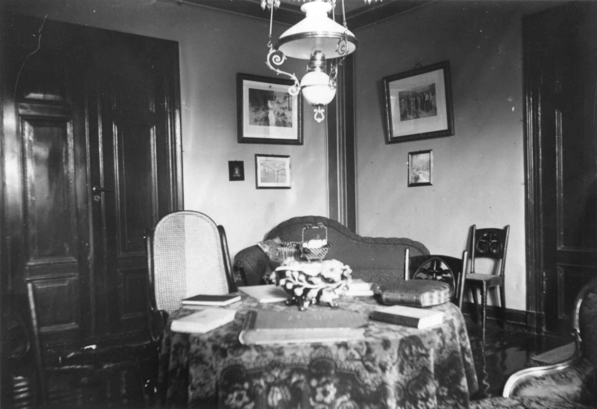 Interiør, ukjent sted. 1908-1910. Stue. Bøker på bordet.