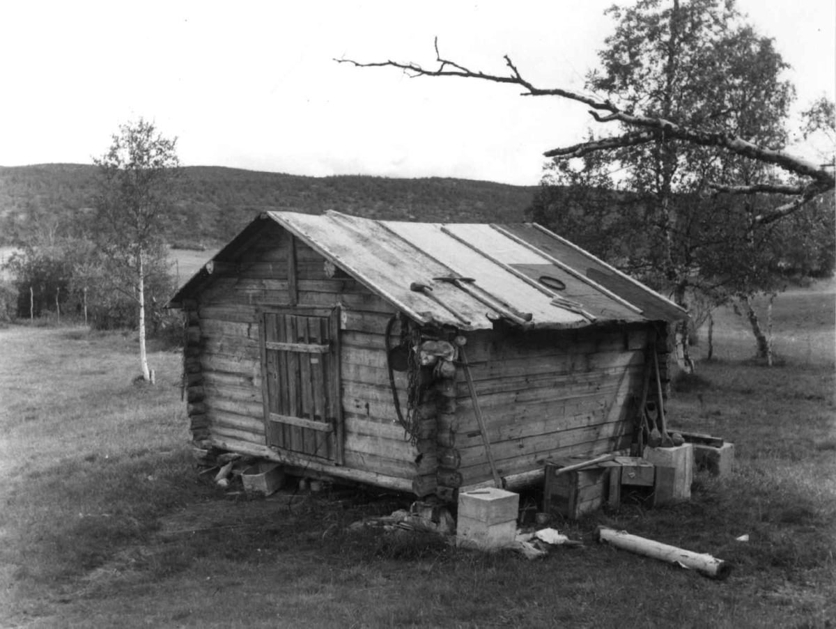 Henrik Bulljos stabbur i laftet tømmer, Masi 1956.