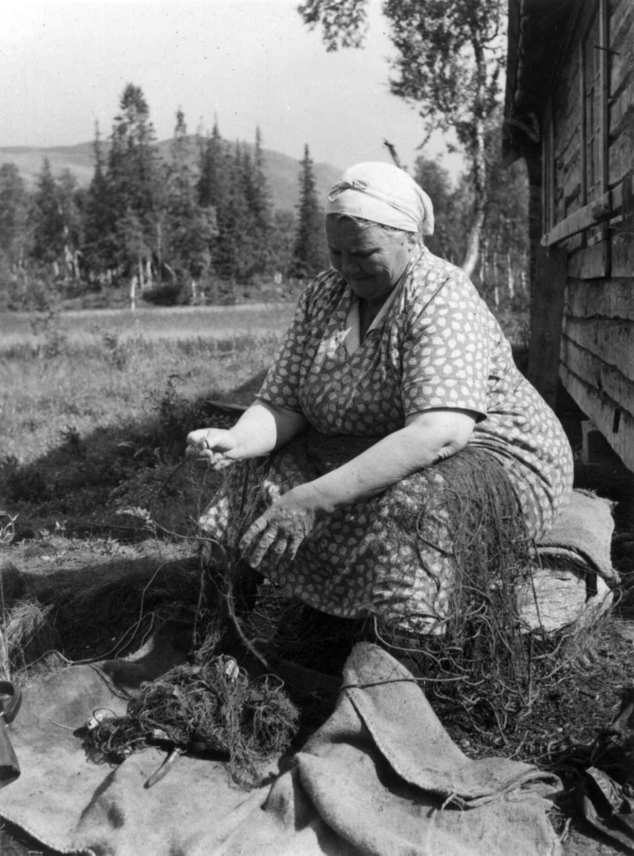 Anna Dærga som ordner garn, aug.1956.