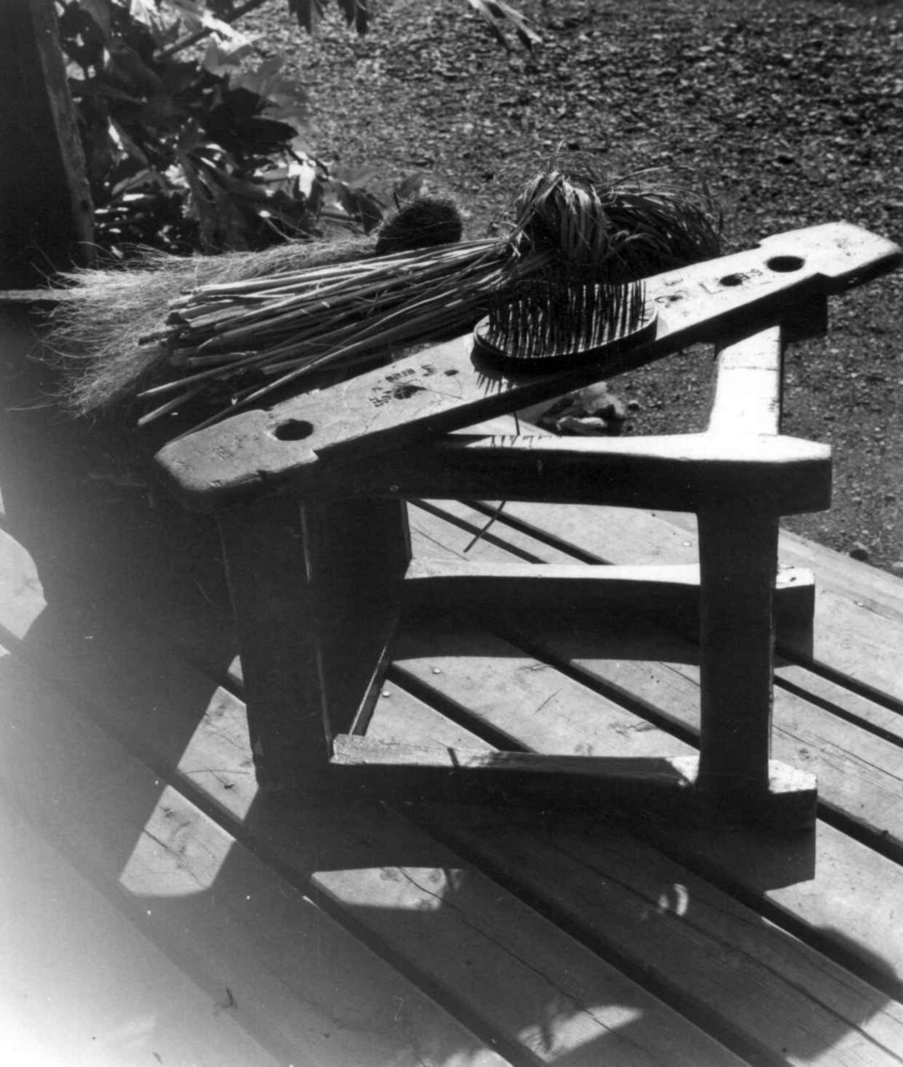 Strigle til sennegress lagt på en stol, slik de pleide. Ved siden av ligger striglet og ustriglet senngress. Vilhelmina Museum 1956, Västerbotten.