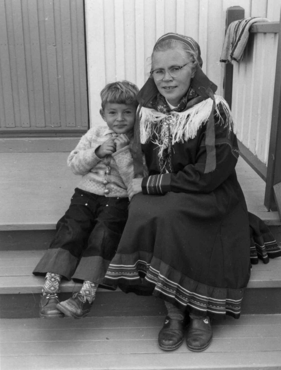 Portrett av Edel Hætta Eriksen, vevlærerinne,  med familie, aug 1956.